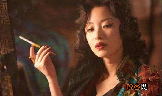 8年过去了,被张艺谋开除出剧组,爆料张艺谋超生的女星今何在？