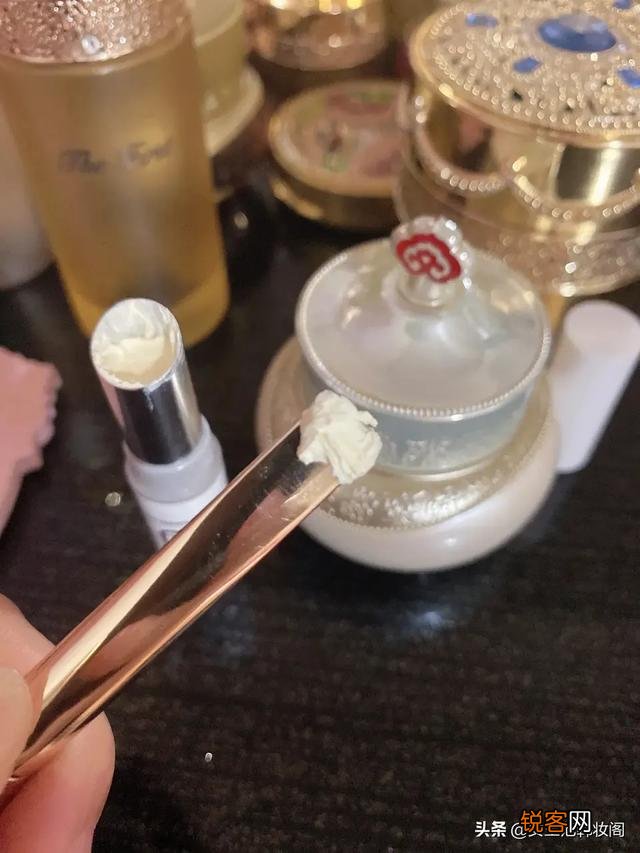 我现在想尝试一下美白产品,但又不知从何下手,有什么推荐吗？