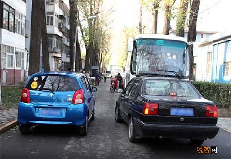 出车位怎么不刮到旁边的车 开出车位怎么不刮到旁边的车