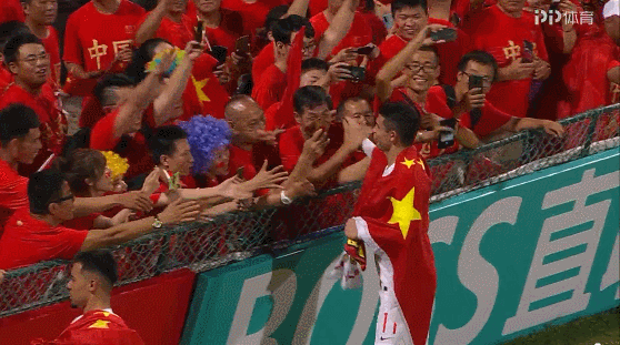 国足5-0大胜马尔代夫,为什么现场全都是中国字？这是马尔代夫的主场么？