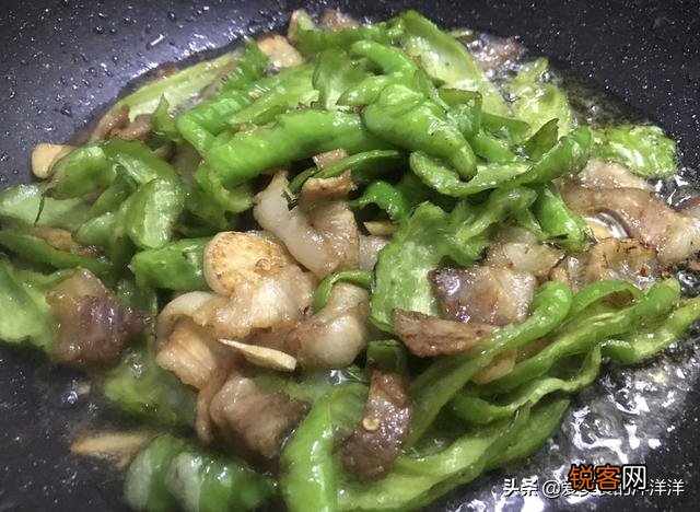 您好,请问正宗的湖南辣椒炒肉,炒辣椒时要不要先放油？
