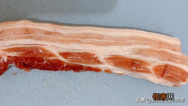 您好,请问正宗的湖南辣椒炒肉,炒辣椒时要不要先放油？