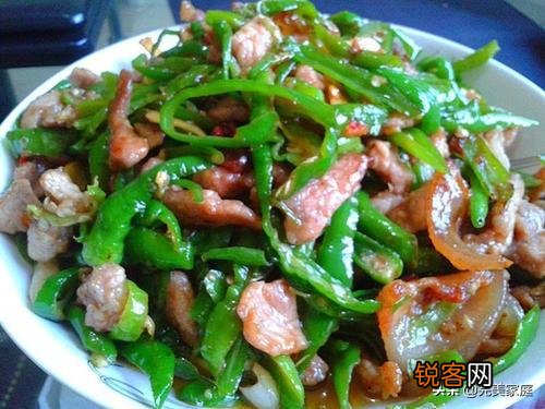 您好,请问正宗的湖南辣椒炒肉,炒辣椒时要不要先放油？