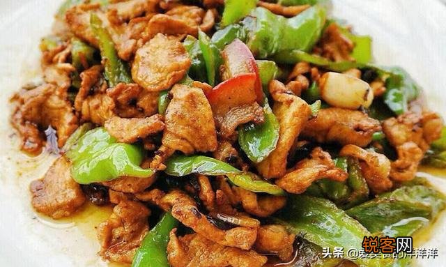 您好,请问正宗的湖南辣椒炒肉,炒辣椒时要不要先放油？