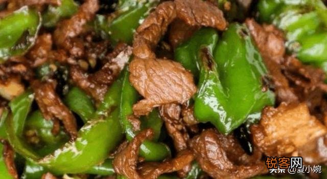 您好,请问正宗的湖南辣椒炒肉,炒辣椒时要不要先放油？