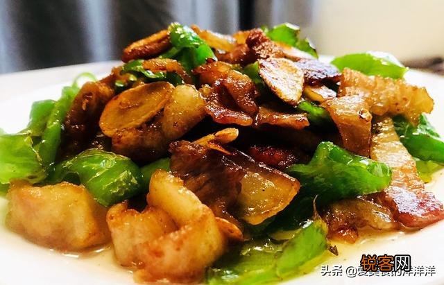 您好,请问正宗的湖南辣椒炒肉,炒辣椒时要不要先放油？