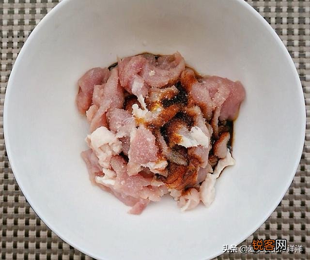 您好,请问正宗的湖南辣椒炒肉,炒辣椒时要不要先放油？