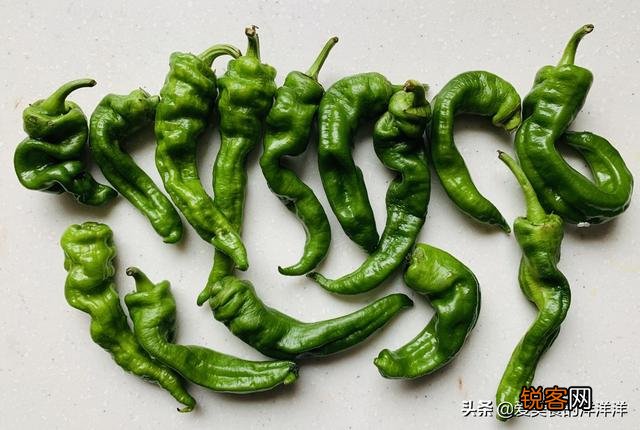 您好,请问正宗的湖南辣椒炒肉,炒辣椒时要不要先放油？