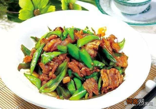 您好,请问正宗的湖南辣椒炒肉,炒辣椒时要不要先放油？