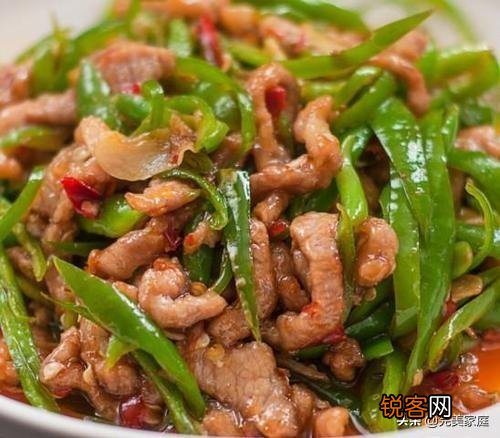 您好,请问正宗的湖南辣椒炒肉,炒辣椒时要不要先放油？