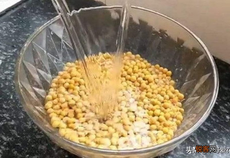 营养液喷叶和浇土哪个好