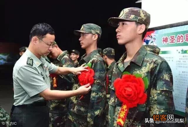 大专毕业,当两年义务兵,留队转士官合算吗？