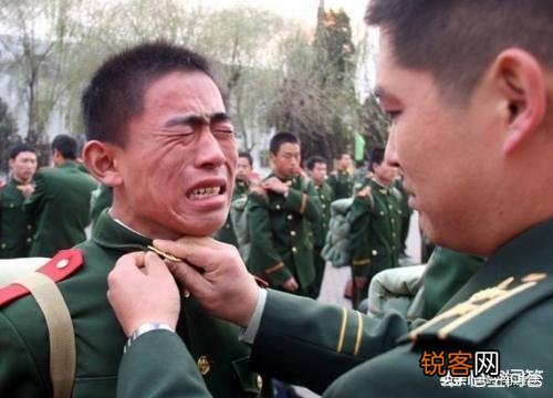 大专毕业,当两年义务兵,留队转士官合算吗？
