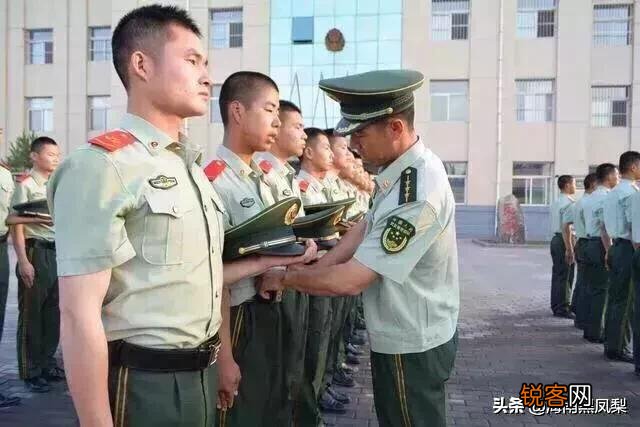 大专毕业,当两年义务兵,留队转士官合算吗？