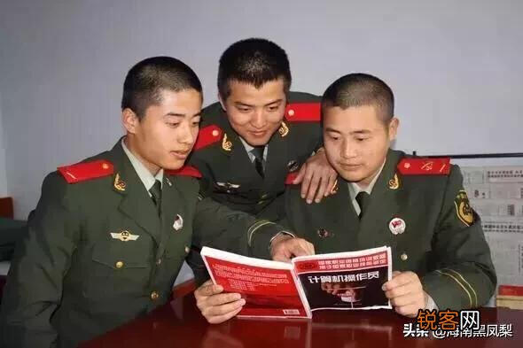 大专毕业,当两年义务兵,留队转士官合算吗？