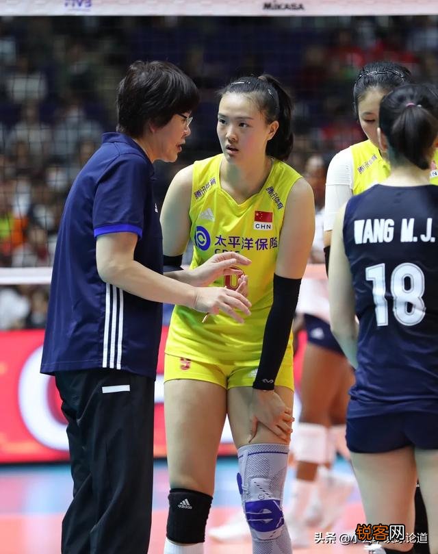 七连胜！世界杯决赛预演,中国女排吊打美国,郎平战术逼得对面自由人下场,你怎么看？
