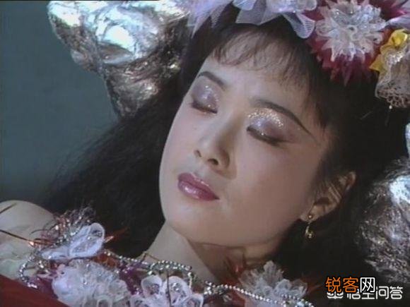 王丽坤演妲己被不少网友吐槽不适合,而周冬雨却被网友调侃最适合,你觉得谁适合来演？