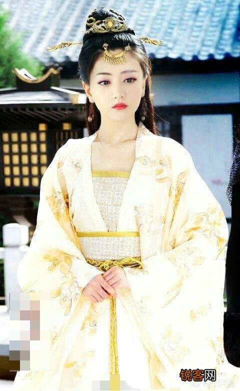 王丽坤演妲己被不少网友吐槽不适合,而周冬雨却被网友调侃最适合,你觉得谁适合来演？