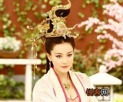 王丽坤演妲己被不少网友吐槽不适合,而周冬雨却被网友调侃最适合,你觉得谁适合来演？