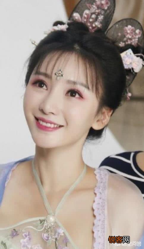 王丽坤演妲己被不少网友吐槽不适合,而周冬雨却被网友调侃最适合,你觉得谁适合来演？
