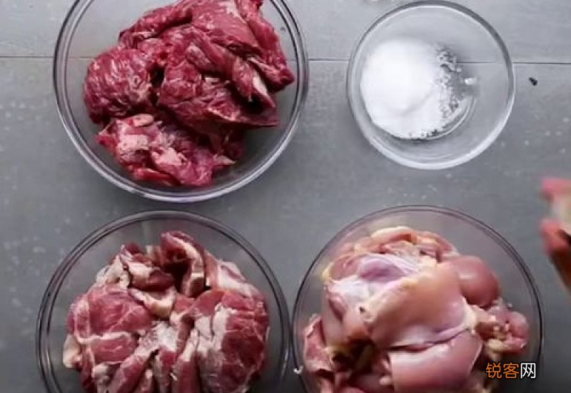 嘴巴里吊着的那坨肉是什么