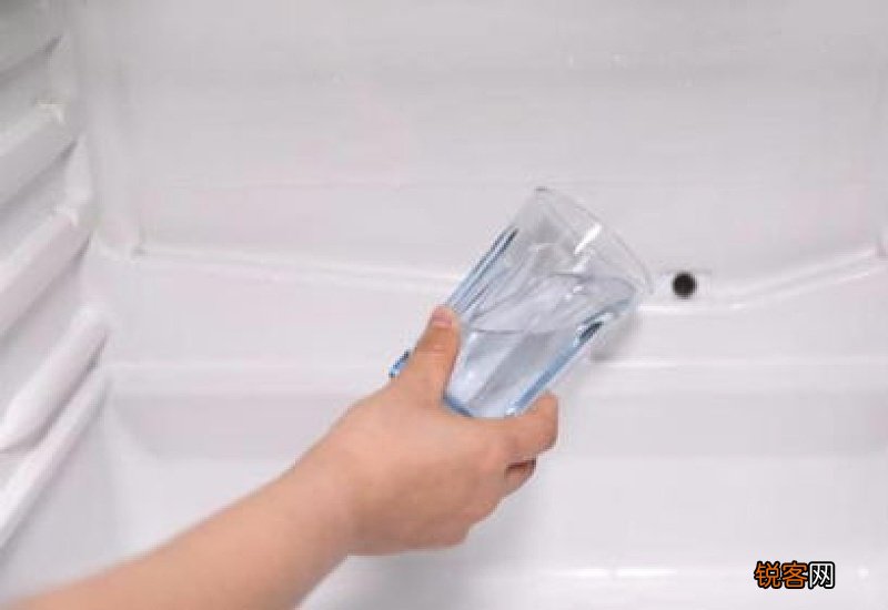普通水盐水糖水同时放在冰箱里哪个先结冰