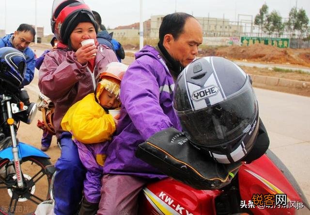 广西一家三口骑摩托车返乡,因43元餐费丈夫把妻子扔路边,你如何看这件事？