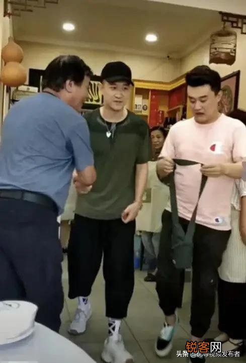 为什么有人说曹云金站在那,岳云鹏都不敢开口？