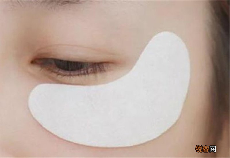 眼睛哭肿了能睡觉吗