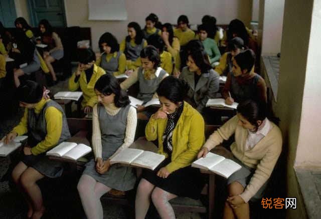 萨达姆统治时期的伊拉克是一个现代化世俗化的国家吗?美国推翻萨达姆是一个失误吗?