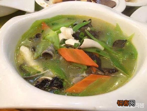 鲨鱼表面有层沙,烹饪前怎样除去那层沙?