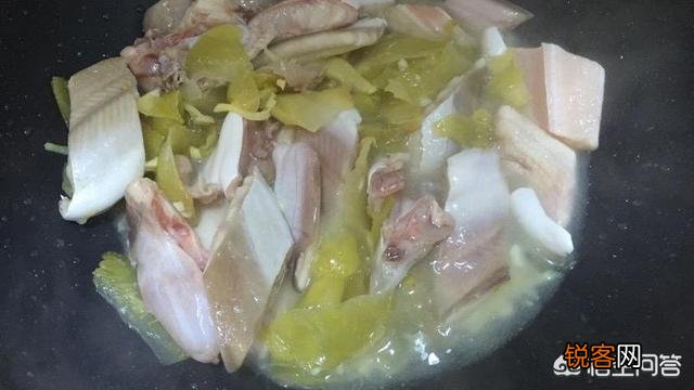 鲨鱼表面有层沙,烹饪前怎样除去那层沙?