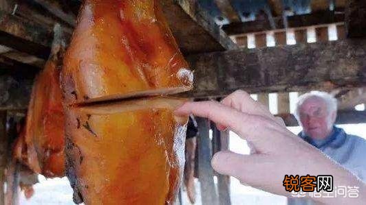鲨鱼表面有层沙,烹饪前怎样除去那层沙?