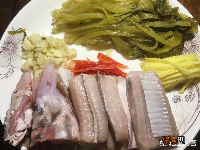 鲨鱼表面有层沙,烹饪前怎样除去那层沙?