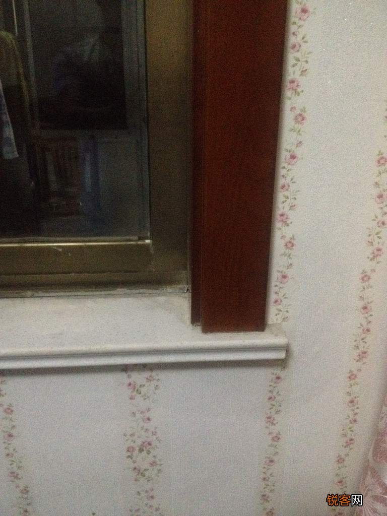 水泥灰怎么洗才能洗掉 倒点洁厕灵湿敷一夜，轻松去除