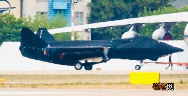 苏-57还没搞定,俄罗斯隐身棕子机又现身航展,美国人如何看？