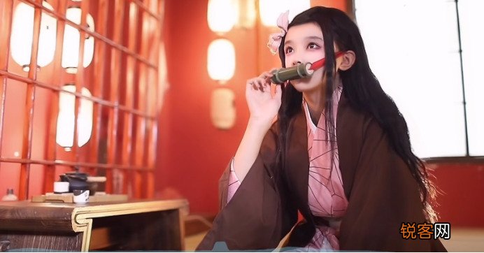 国风第一纯欲萝莉cos祢豆子 看似低龄少女，实则身高一米八