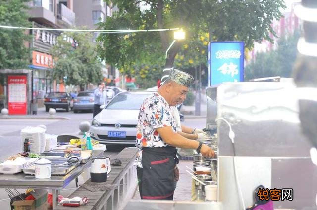 烧烤,扎啤 在夜市街边小摊旁边做什么生意合适？