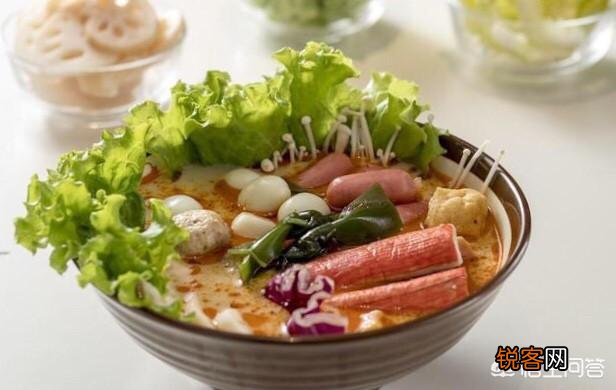 曾经风靡一时的街边小摊“麻辣烫”,为何逐渐会被连锁店所取代?