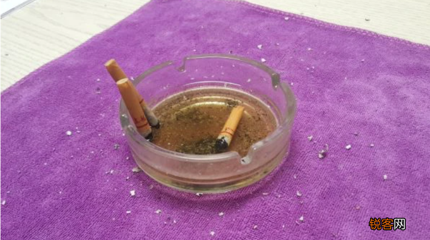 烟灰缸里为什么不能倒水 倒不倒水有什么讲究