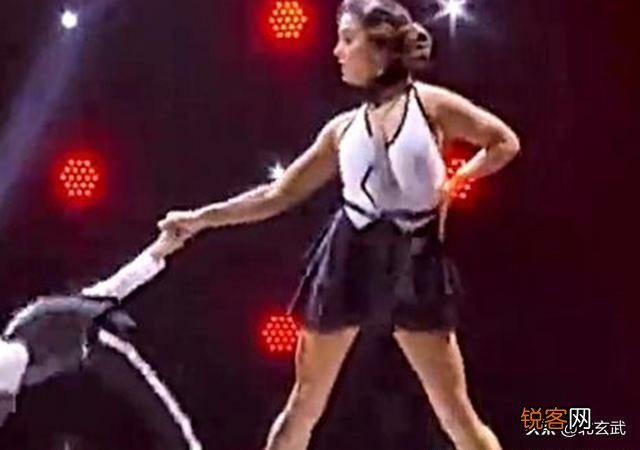 巴西总统为什么要以自己年轻貌美的娇妻来羞辱马克龙呢？