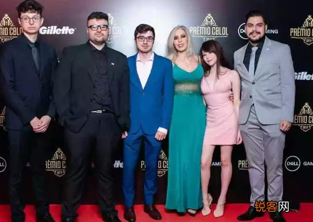 LOL巴西女辅助一夜爆红,推特澄清自己单身,LPL粉丝集体沸腾,你有何看法？