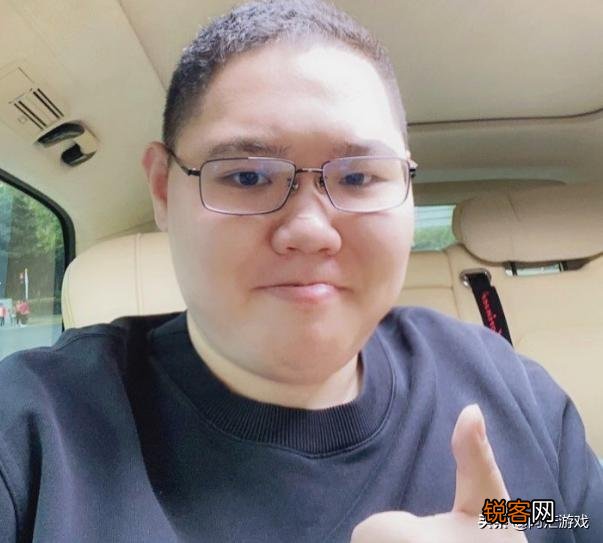 PDD沉迷冒险岛开始“猴化”,捂耳闭眼,让做饭阿姨帮忙强化21,弹幕爆炸,你怎么看？