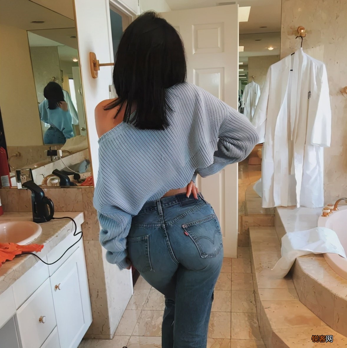 括号臀是什么样子 除了蜜桃臀和柯基臀之外，这样的臀型也能衬托出女性的成熟魅力