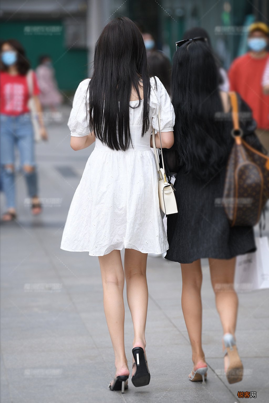 白色连衣裙给人的感觉是什么 穿出素色的美，清新优雅又落落大方