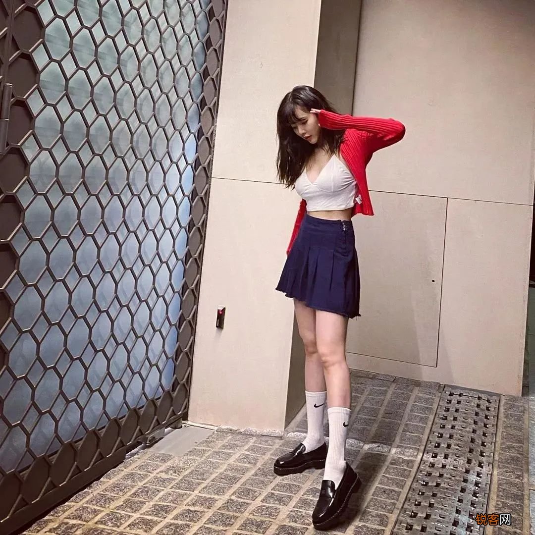 学院风的衣服搭配图片 集甜、酷、辣于一身的“不良学院风”火了