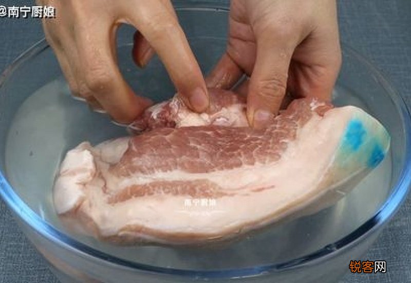 冰冻肉块怎么快速解冻 冰冻肉块快速解冻麻烦吗