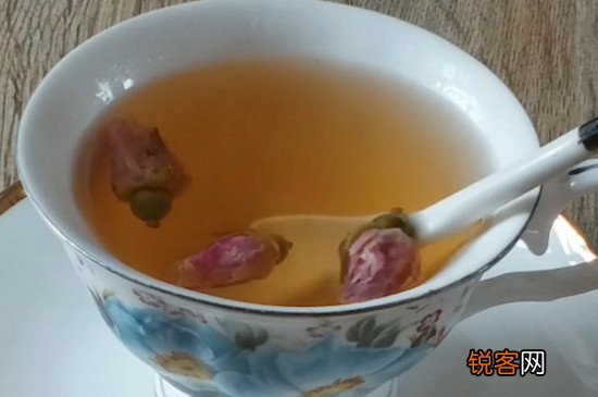 长期喝玫瑰花茶的女人