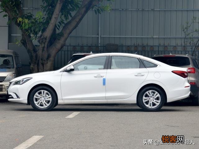 想买车,但是就不知道买什么牌子的车好,谁能帮帮我?