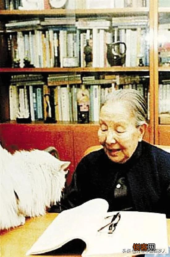 冰心的孙子涂墓碑,季羡林的后人争遗产,如何评价？国学大师怎么传承国学？